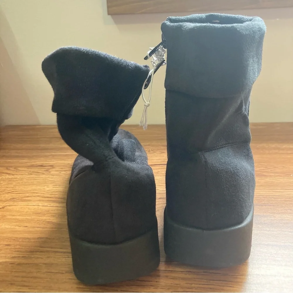 5/$15 NWOT Black Faux Suede Boots 9